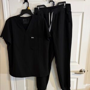 Figs Black Scrub Ensemble